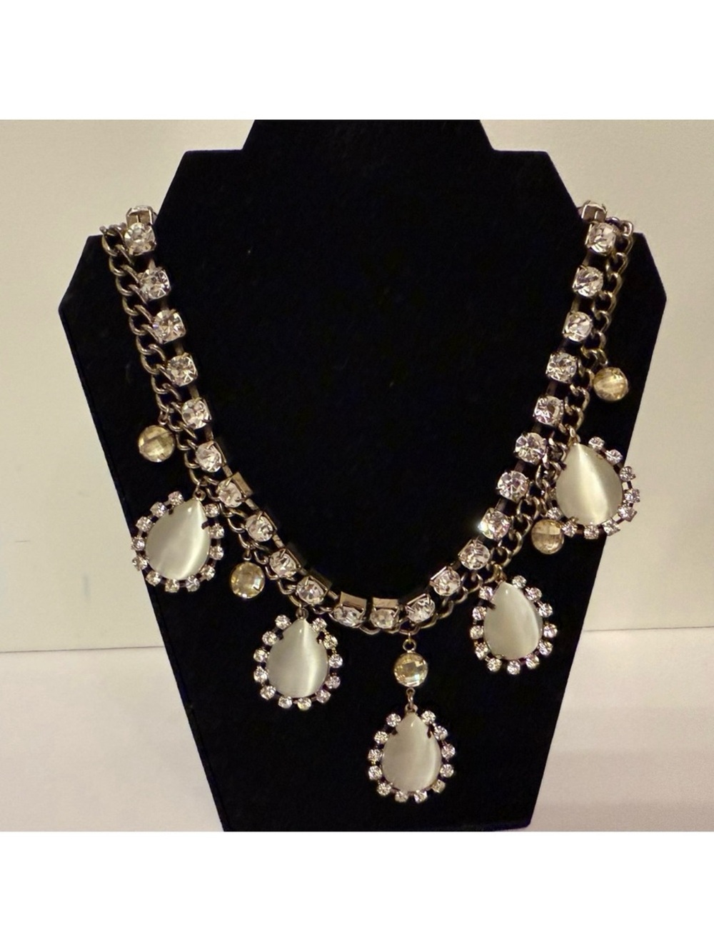 NEW NECKLACE GOLD CHAIN LARGE RHINESTONES AND WHITE TEARDROPS STATEMENT 21”